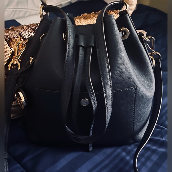 MICHAEL KORS MERCER LEATHER NAVY BLUE CROSSBODY BUCKET BAG
IN NEW LIKE CONDITION - Picture 1 of 7